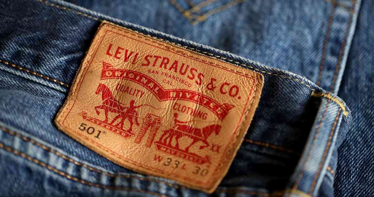 Geschichte der Jeans von den Goldgräbern und Levi Strauss zu den 60er Jahren und die aktuellen verschiedenen